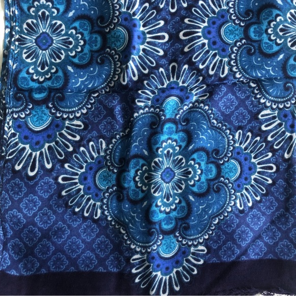 Vera Bradley Soft Fringe Scarf in Blue Tapestry 100% Rayon New With Tags. - Picture 4 of 5